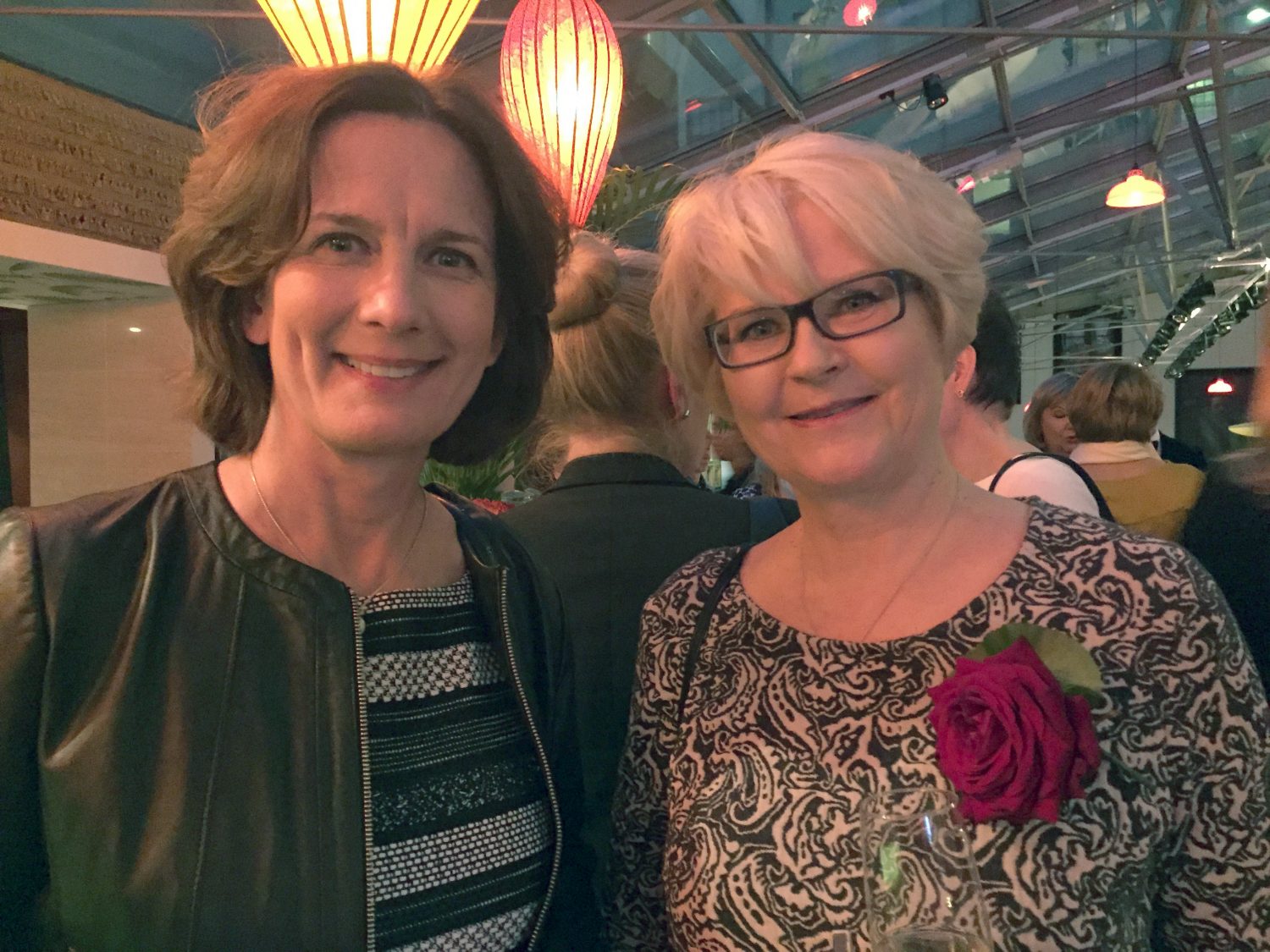 Barbara Sorsa kertoi järjestelevänsä Riki Sorsan muistokonserttia toukokuulle. Keskustelukumppanina Eevan toimituspäällikkö Sari Salonen.