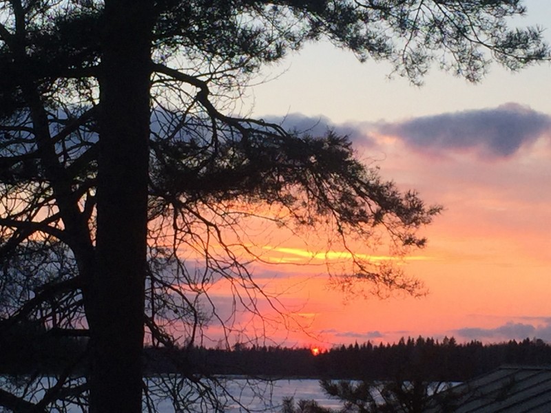 Auringonlaskujen väriloisto yllättää aina vain.