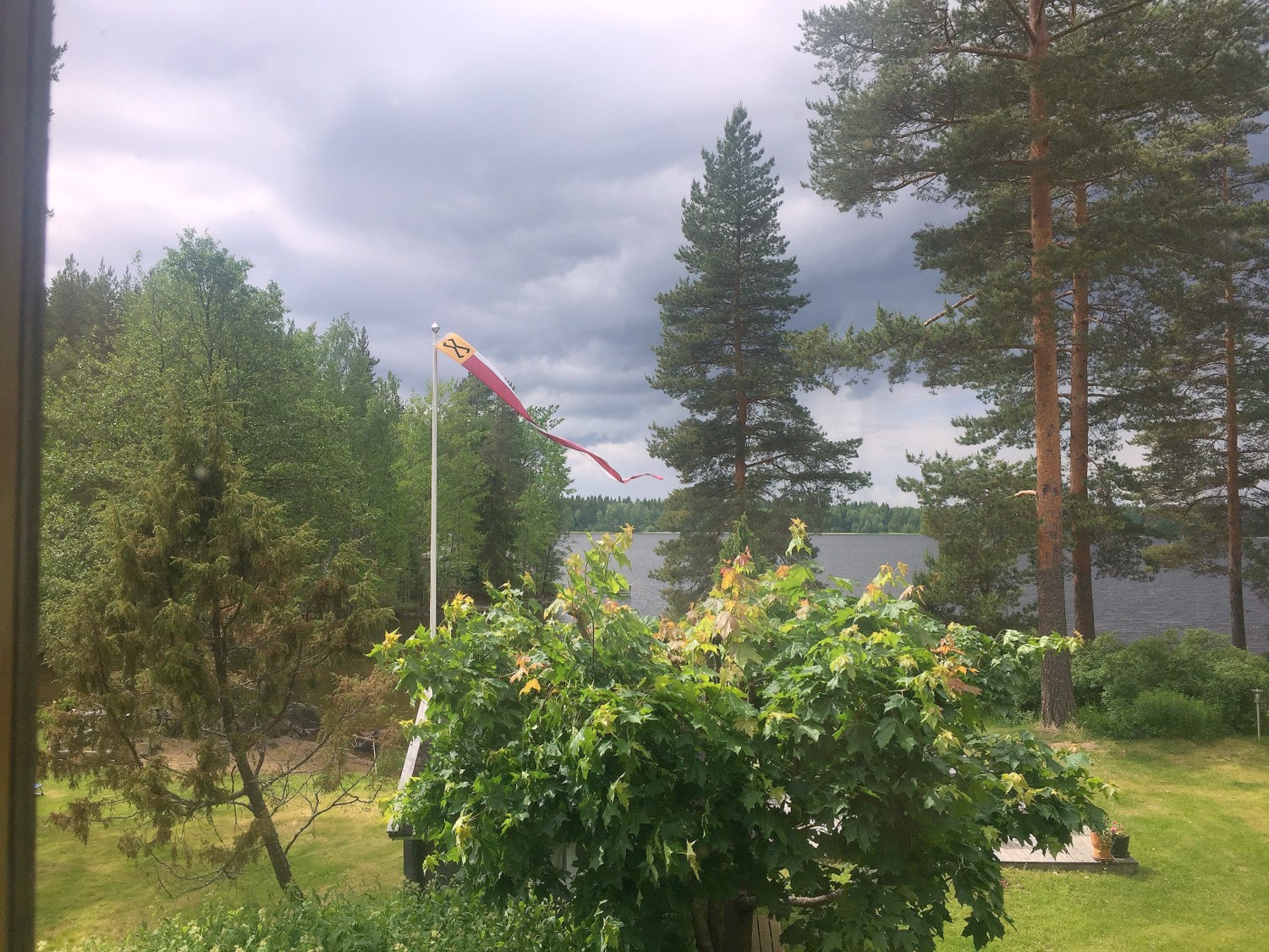 Myrskytuuli ja ukkonen häiritsevät etäkonttorin yhteyksiä.