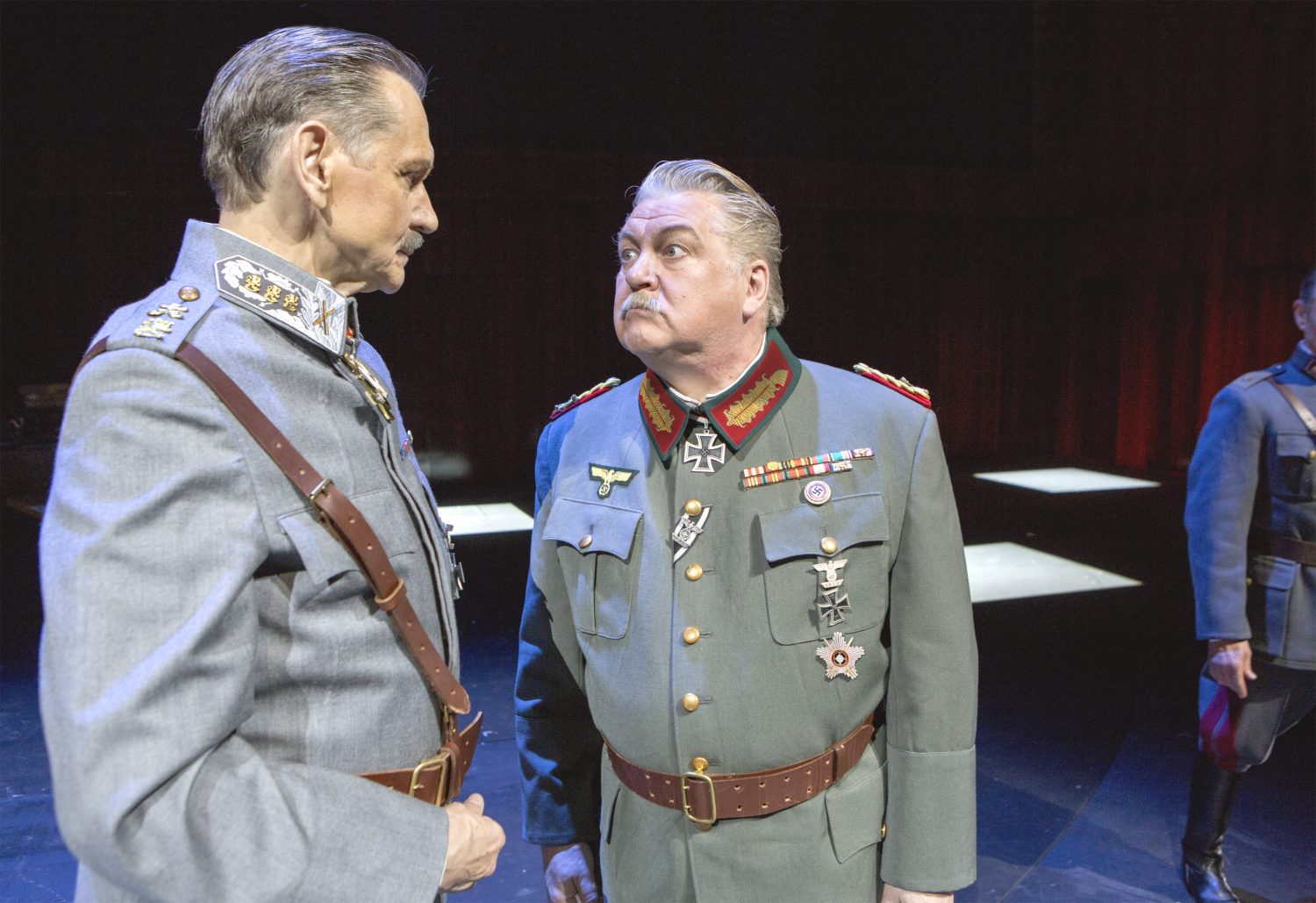 Helsingin Kaupunginteatteri – Mannerheim ja saksalainen suudelma – Kuvassa: Asko Sarkola, Eero Saarinen – Kuva © Tapio Vanhatalo