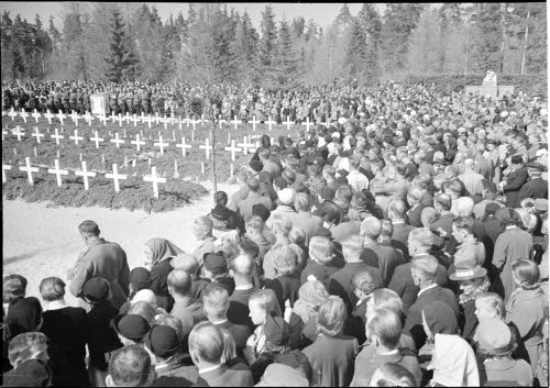 Sankarihautajaiset Joensuussa. Sankarivainajien muistopäivä. Taustalla oikealla vuoden 1918 sisällissodan valkoisten ja heimosotaretkien vainajien muistomerkki. Kuva: Sa-kuva nro 10352.