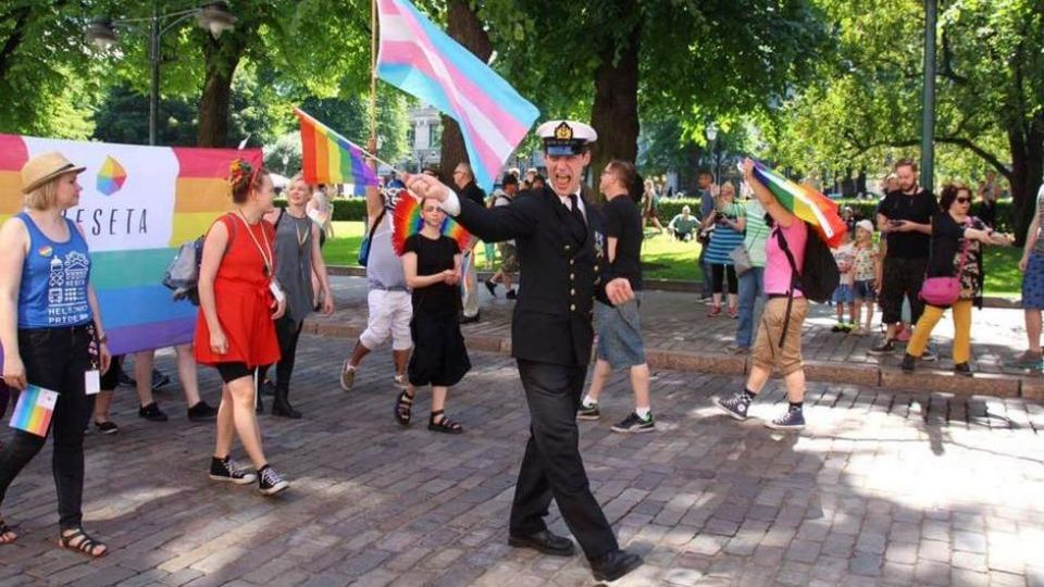 Ylikersantti Juho Pylvänäinen marssi virkaunivormussaan Helsinki-Pridessa 2. heinäkuuta. Kuva: Kira Hagström (@KiraHagstrm.