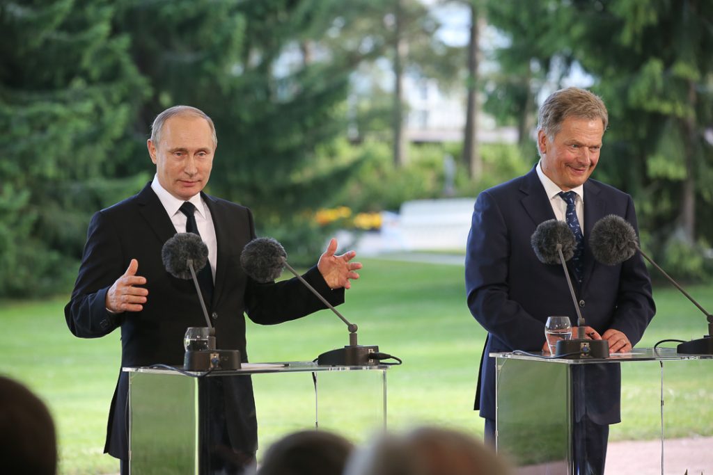 Presidentit Vladimir Putin ja Sauli Niinistö lehdistötilaisuudessa 1.7.2016. Videon lehdistötilaisuudesta löydät täältä.