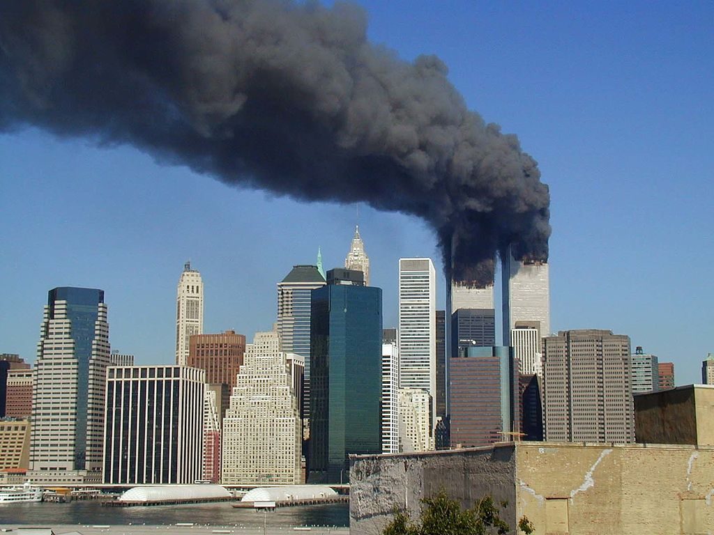 New Yorkin World Trade Center kaksoistornit terrori-iskun jälkeen syyskuun 11.päivä vuonna 2001.