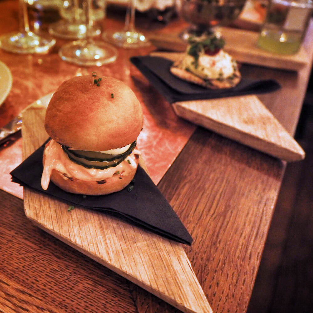 MINI LAMB BURGER & REMOULADE - grillattu minilammasburger, pehmeää ruskeavoibriossia, harissaremouladea