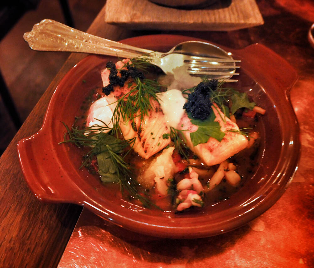 SOCIAL SEAFOOD `TAGINE´, paahdettua lohta, grillattua mustekalaa, liemi paahdetusta paprikasta ja tomaatista, sahramiaiolia, oliiviöljy-fenkolihilloketta