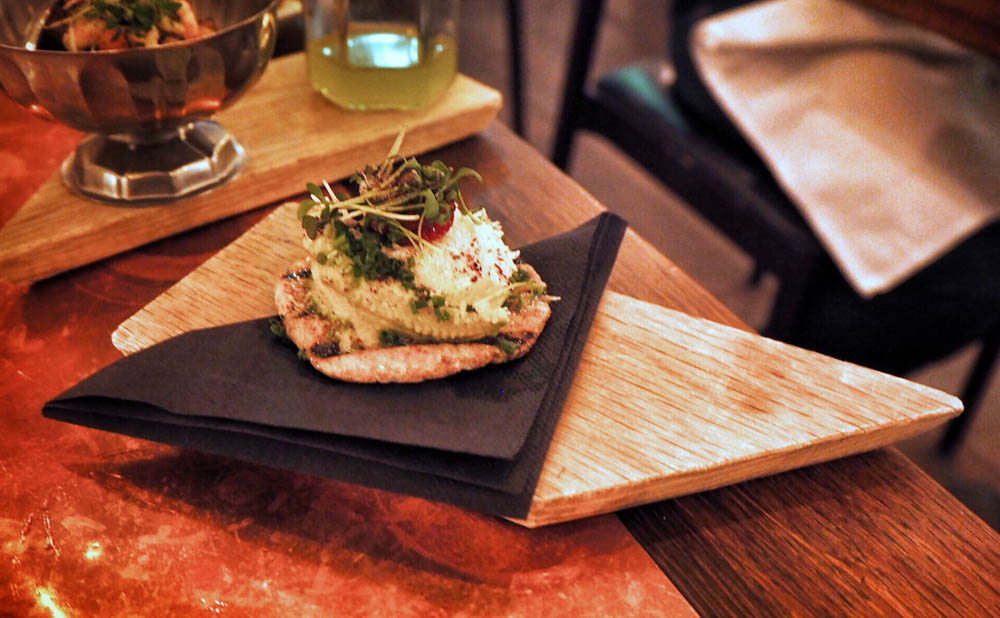 ANCHOVIES & MINI PITA 'TARAMOSALATA' - vaaleaa anjovista, chimichurria, tomaattia, taimenenmätidressing, grillattua minipitaleipää