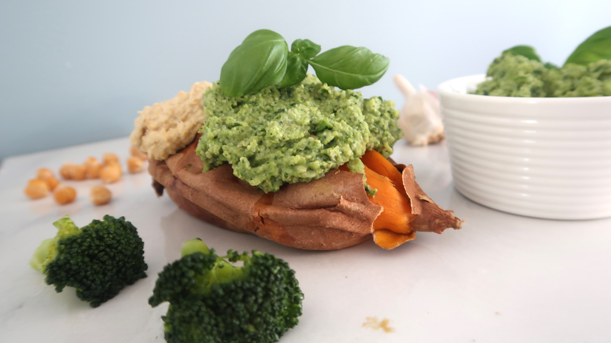 Uunibataattia, parsakaalipesto ja hummus